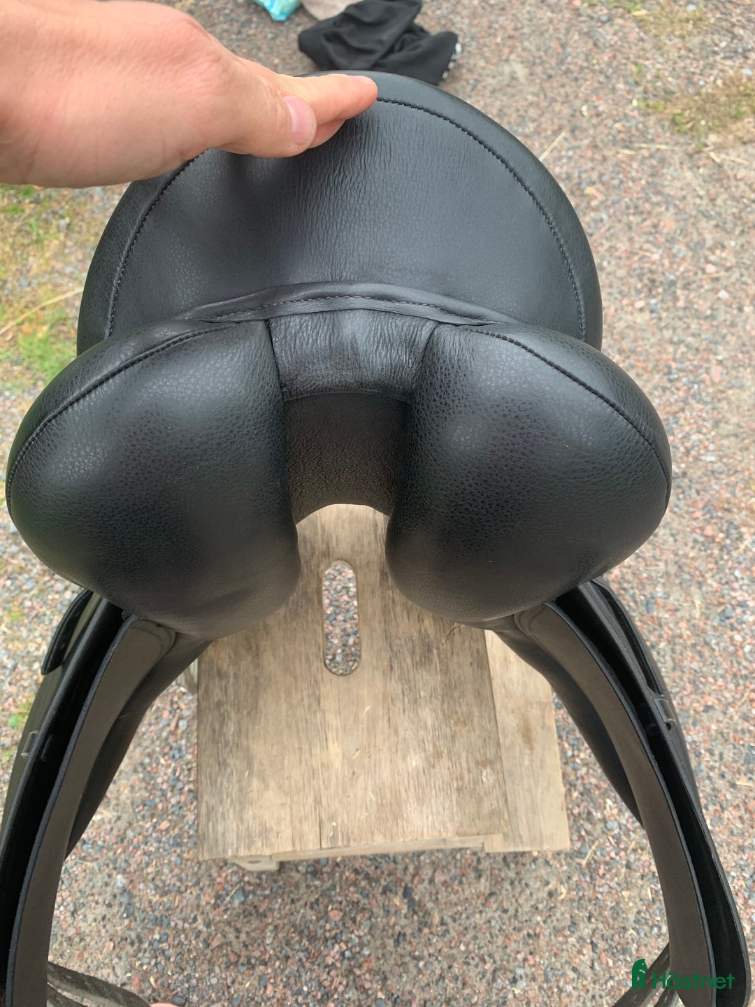 Sadlar hästutrustning till salu: Dressyrsadel säljes i Norsholm - Annons 4