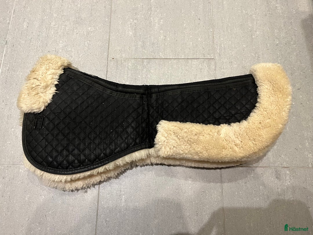 Sadeltillbehör hästutrustning till salu: Korrektionspadd Genuine Sherpa i Dalby - Annons 1