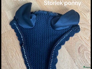 Övrig Hästutrustning hästutrustning till salu: Svart huva som ny ponny i Värnamo - Annons 24