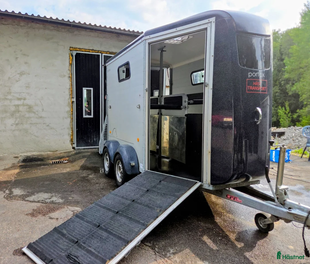 Hästtransporter  fordon & transport till salu: Böckmann Portax K, 2015, fronturlastning, momsat - Annons 1