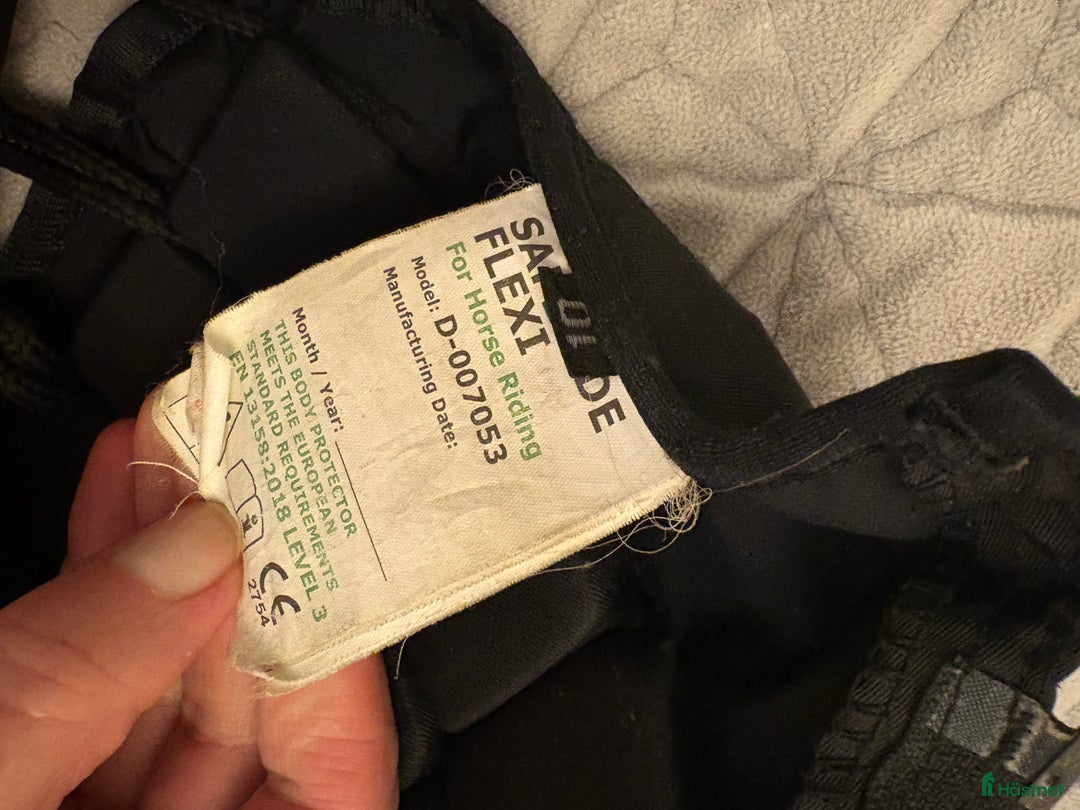 Säkerhetsvästar ryttarutrustning till salu: CRW svart junior väst klassisk i Stockholm - Annons 5