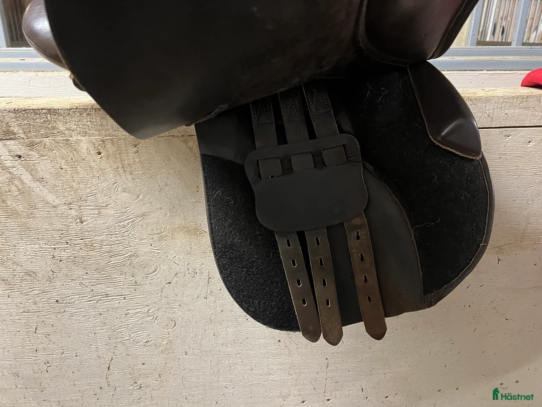 Sadlar hästutrustning till salu: Hoppsadel. Ändringsbar bomvidd - Annons 3