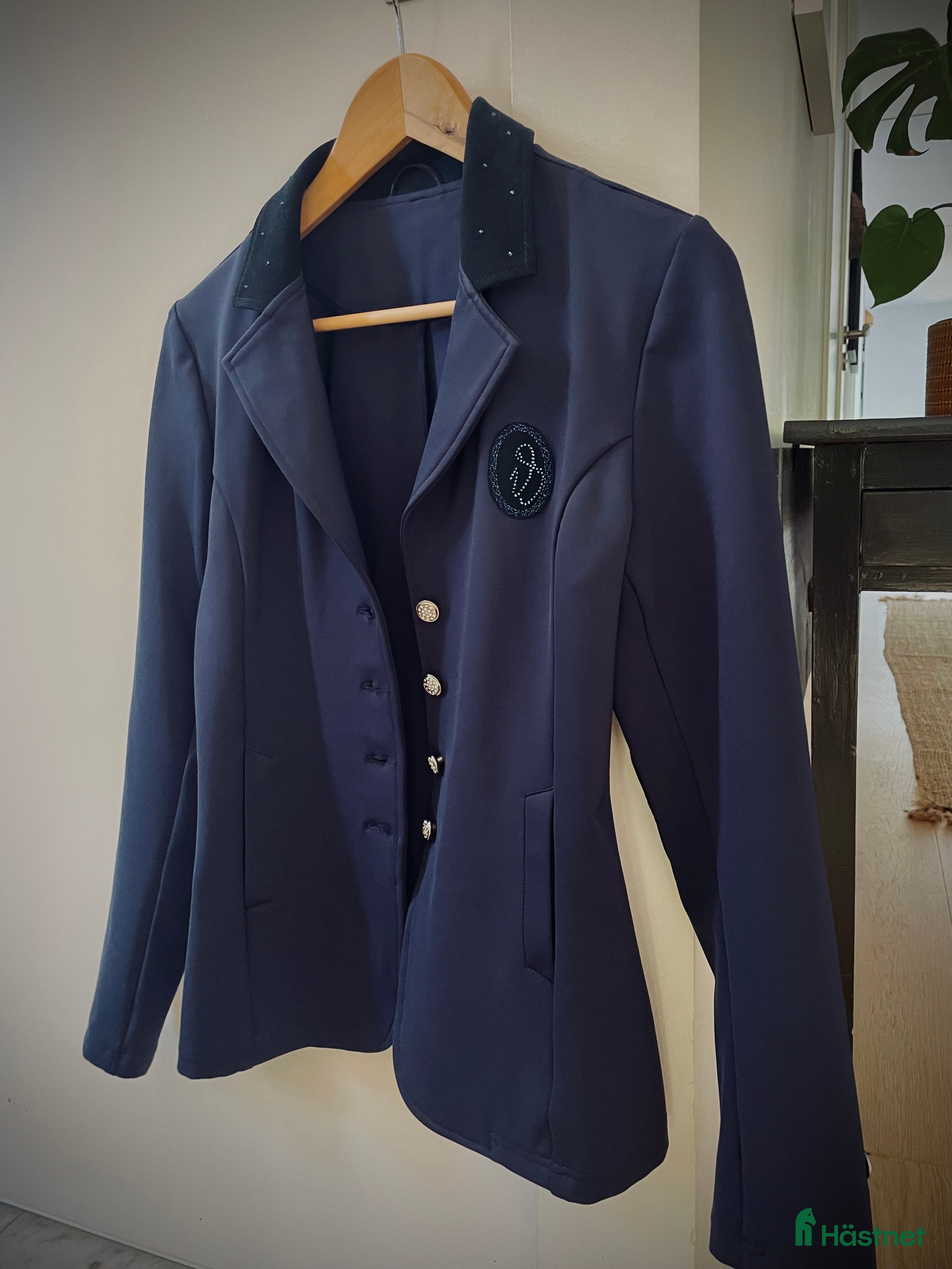 Jackor & Kavajer ryttarutrustning till salu: Marinblå tävlingskavaj junior i Västerås - Annons 6