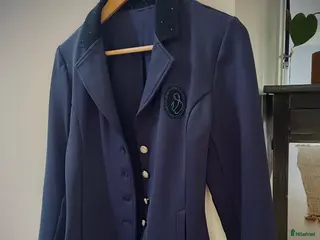 Jackor & Kavajer ryttarutrustning till salu: Marinblå tävlingskavaj junior i Västerås - Annons 6