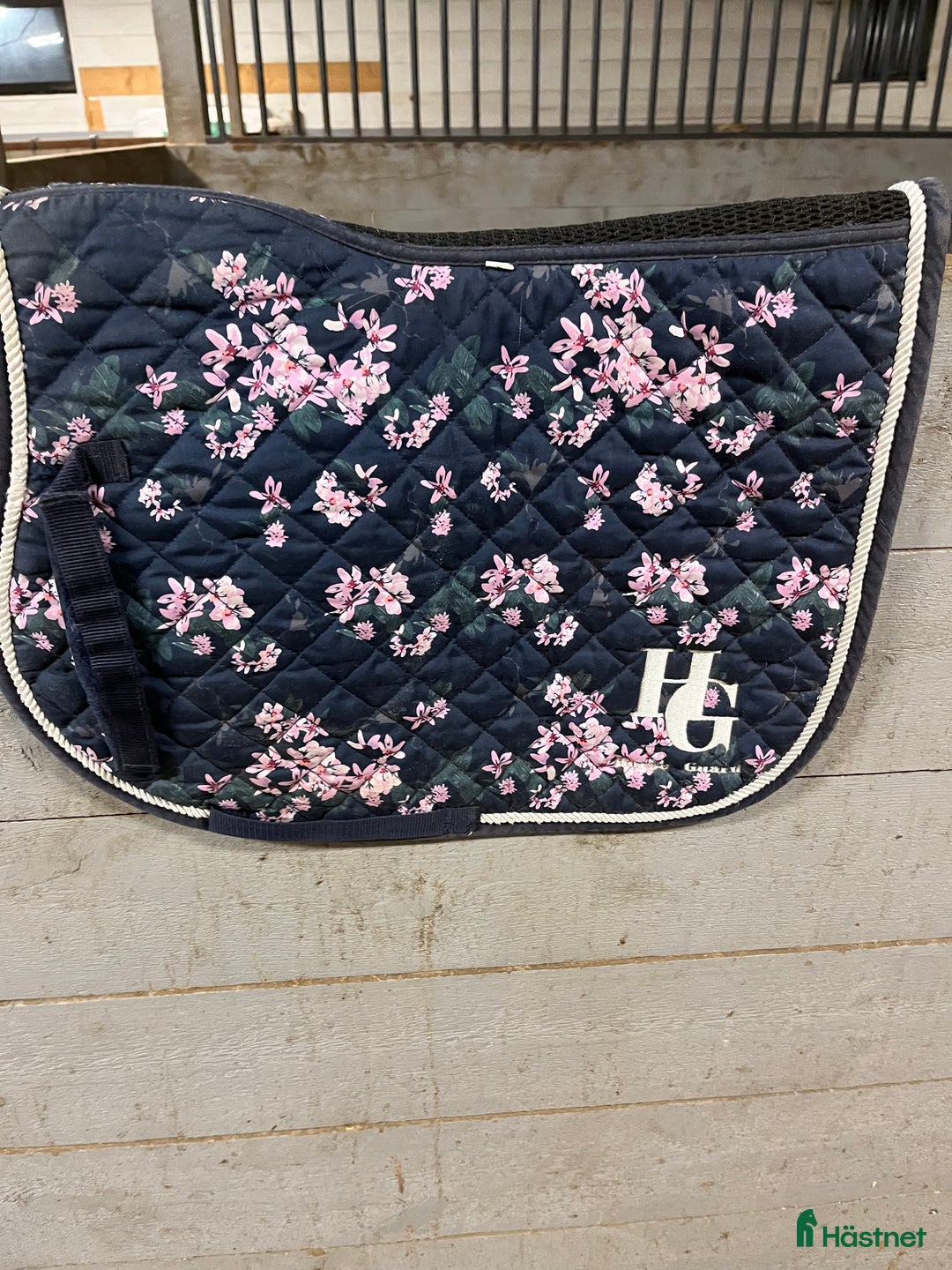 Schabrak & Vojlockar hästutrustning till salu: Blommigt schabrak  i Landsbro - Annons 1