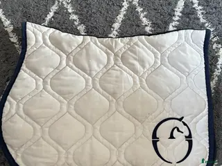 Schabrak & Vojlockar hästutrustning till salu: Fint vestrum x Leeds sport schabrak - Annons 1