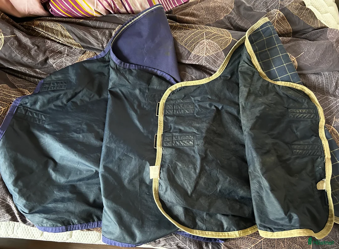 Täcken hästutrustning till salu: Halsar strl M - Annons 3