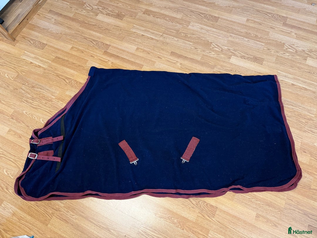 Täcken hästutrustning till salu: Fleecetäcke  i Vendelsö - Annons 1