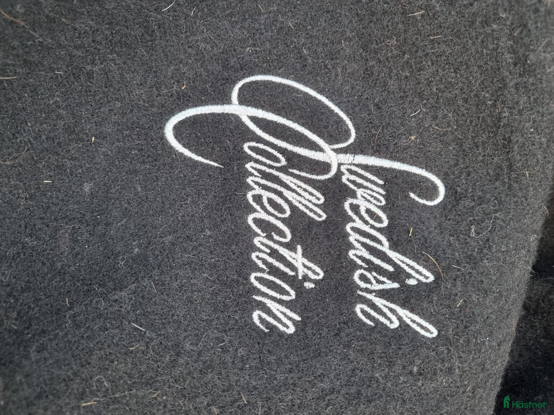 Täcken hästutrustning till salu: Ulltäcke med fina detaljer i Tvååker - Annons 3