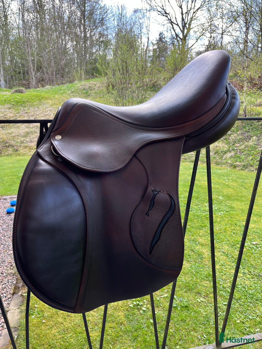 Sadlar hästutrustning till salu: Mycket välvårdad Antares hoppsadel i Dalsjöfors - Annons 2