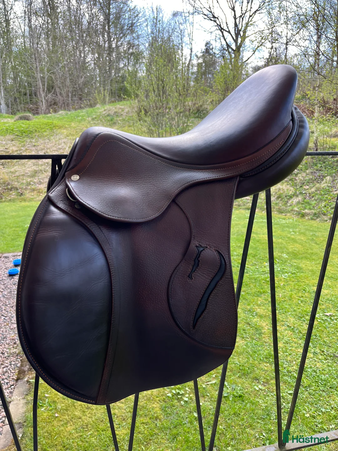 Sadlar hästutrustning till salu: Mycket välvårdad Antares hoppsadel - Annons 2