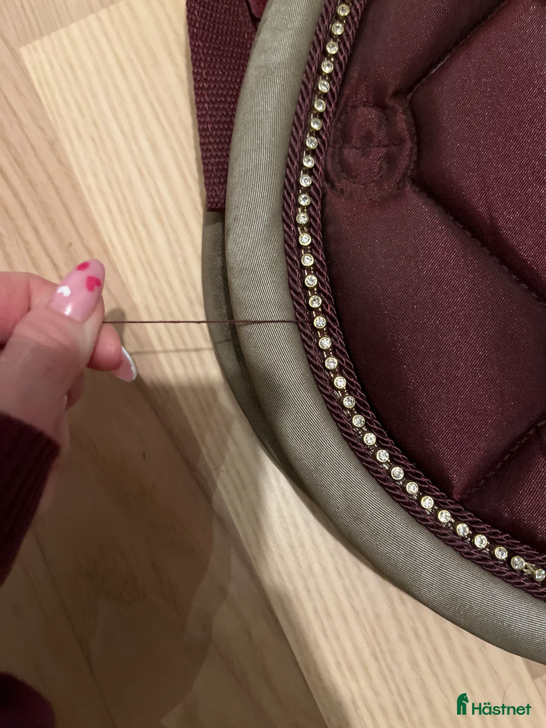 Schabrak & Vojlockar hästutrustning till salu: Equestrian Stockholm crystal merlot gold i Åkersberga - Annons 3