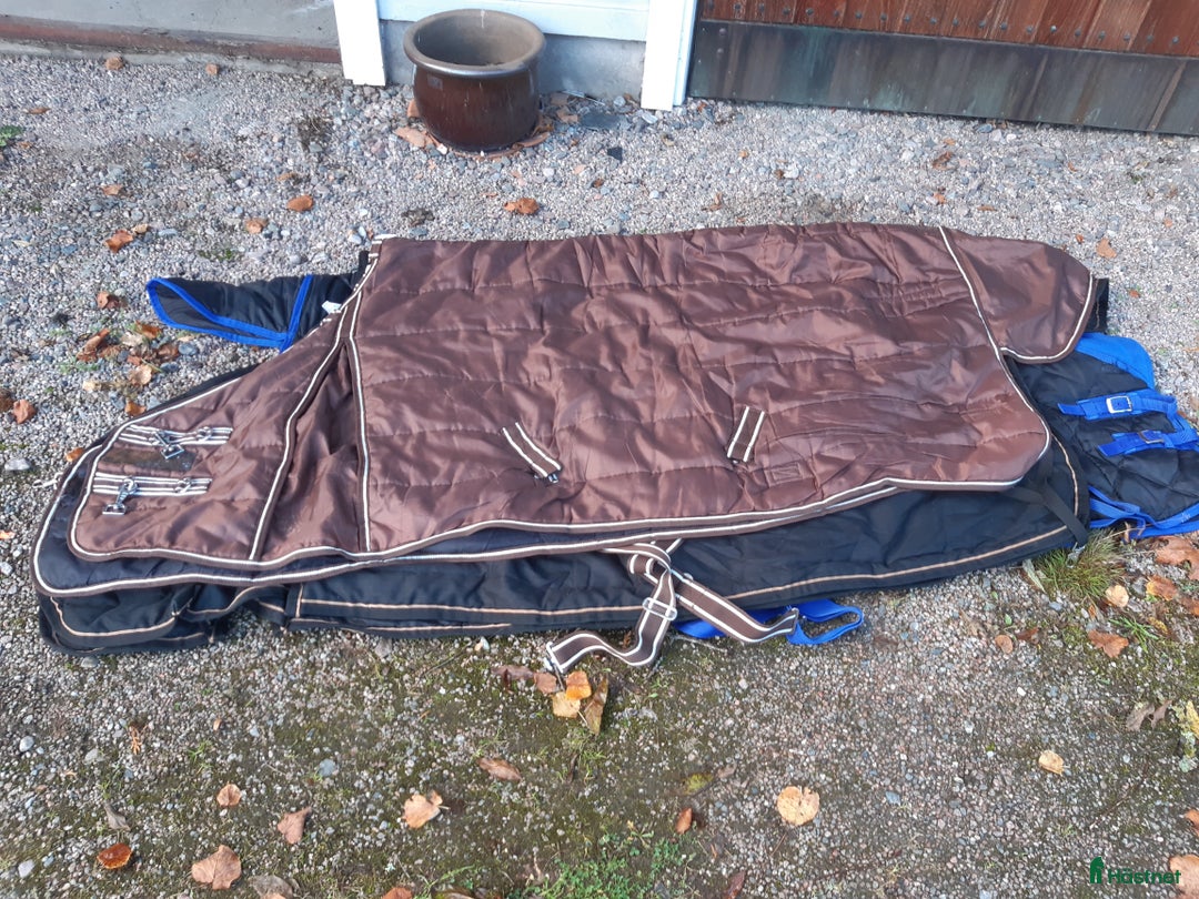 Täcken hästutrustning till salu: Stalltäcke från Hööks stl 135 men mer som 140-145 i Sollebrunn - Annons 1