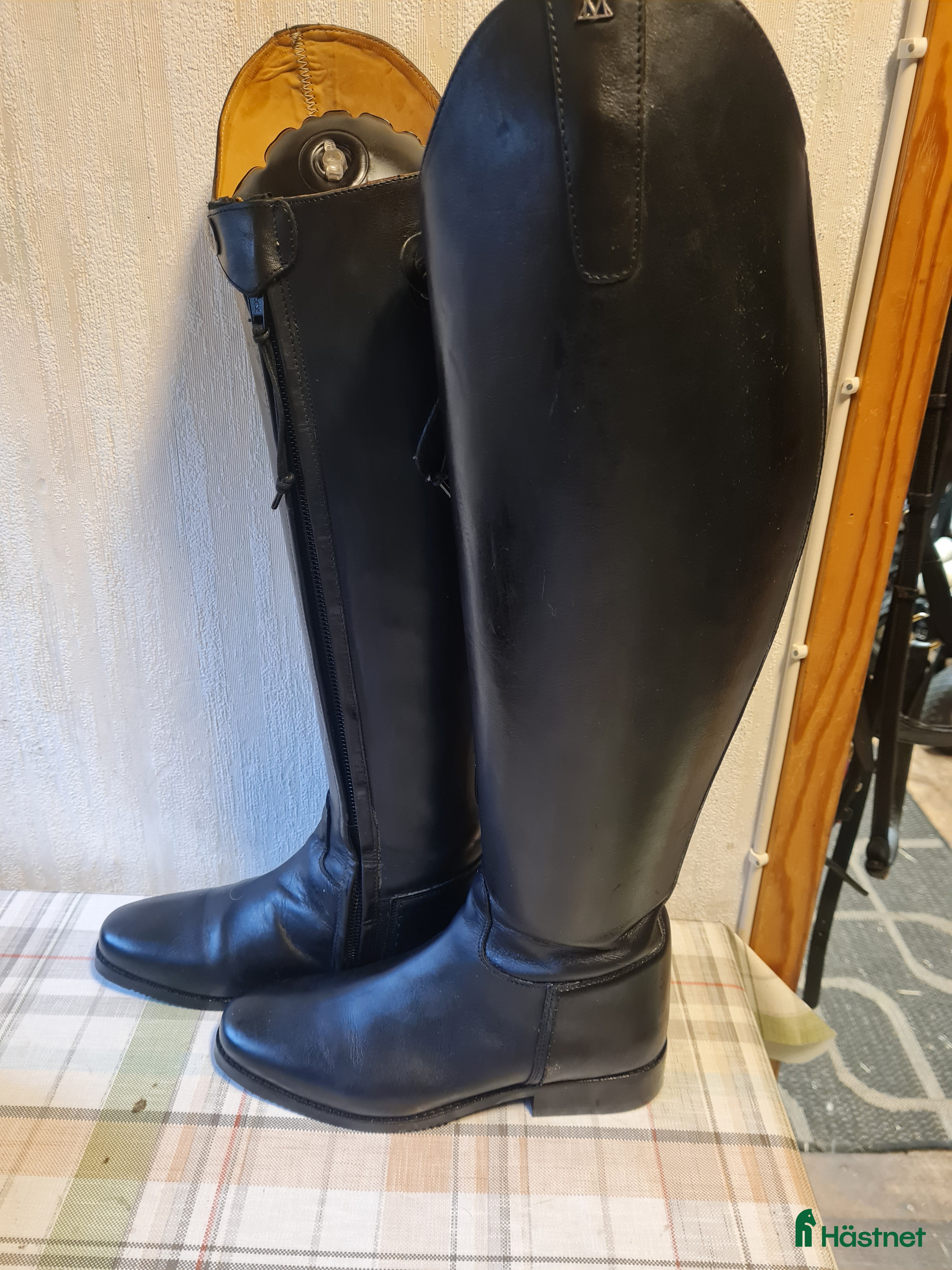 Ridstövlar ryttarutrustning till salu: Mountain horse sernade i Falkenberg - Annons 24