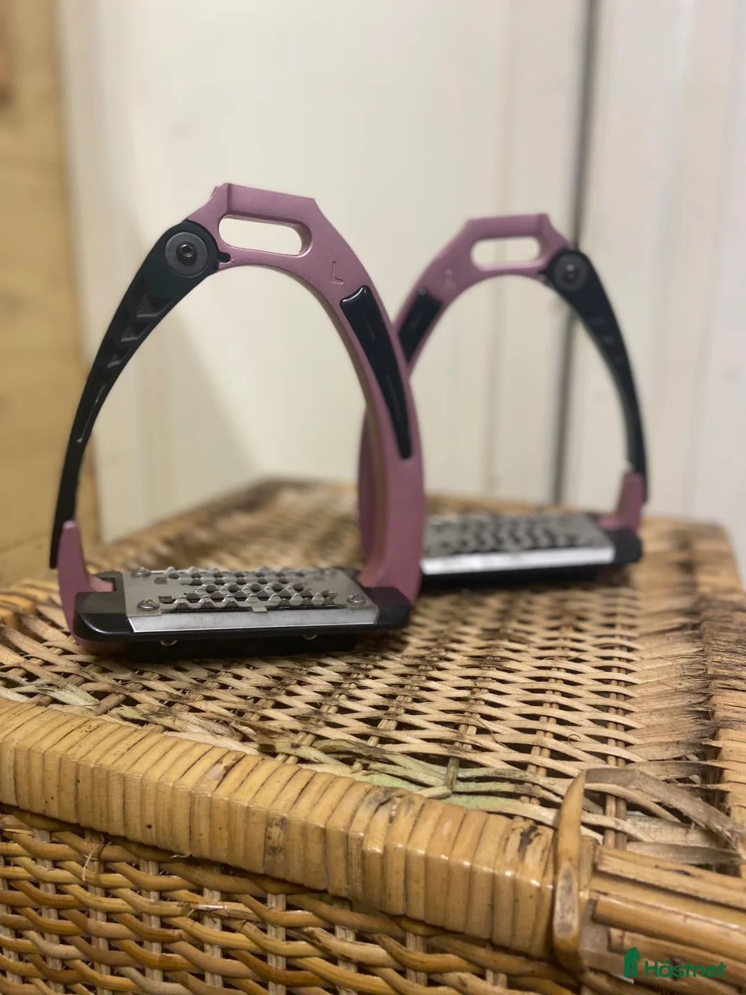 Stigbyglar hästutrustning till salu: Rosa Lippo stigbyglar - Annons 4