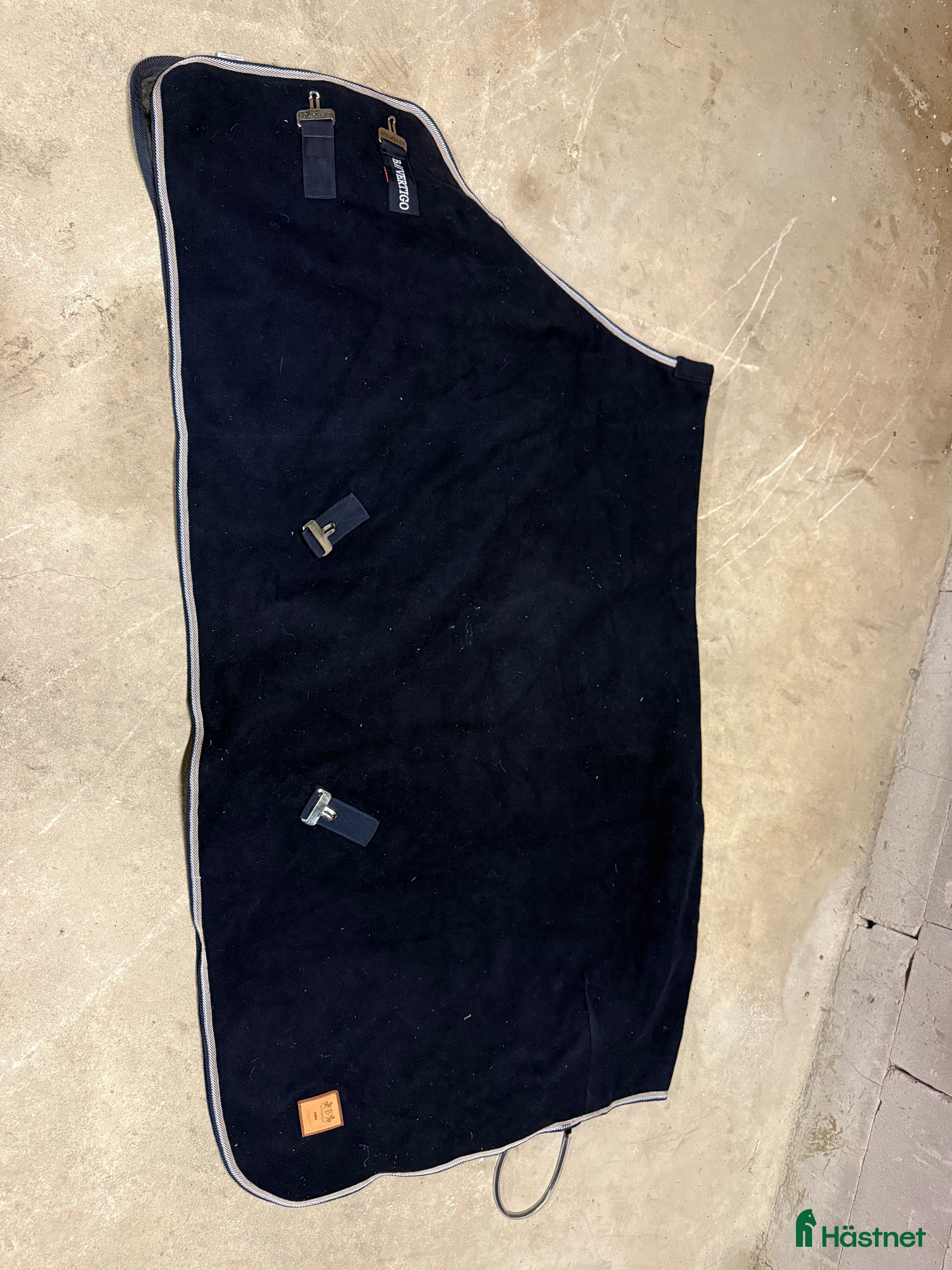 Täcken hästutrustning till salu: Bvertigo ulltäcke i Adelsö - Annons 3