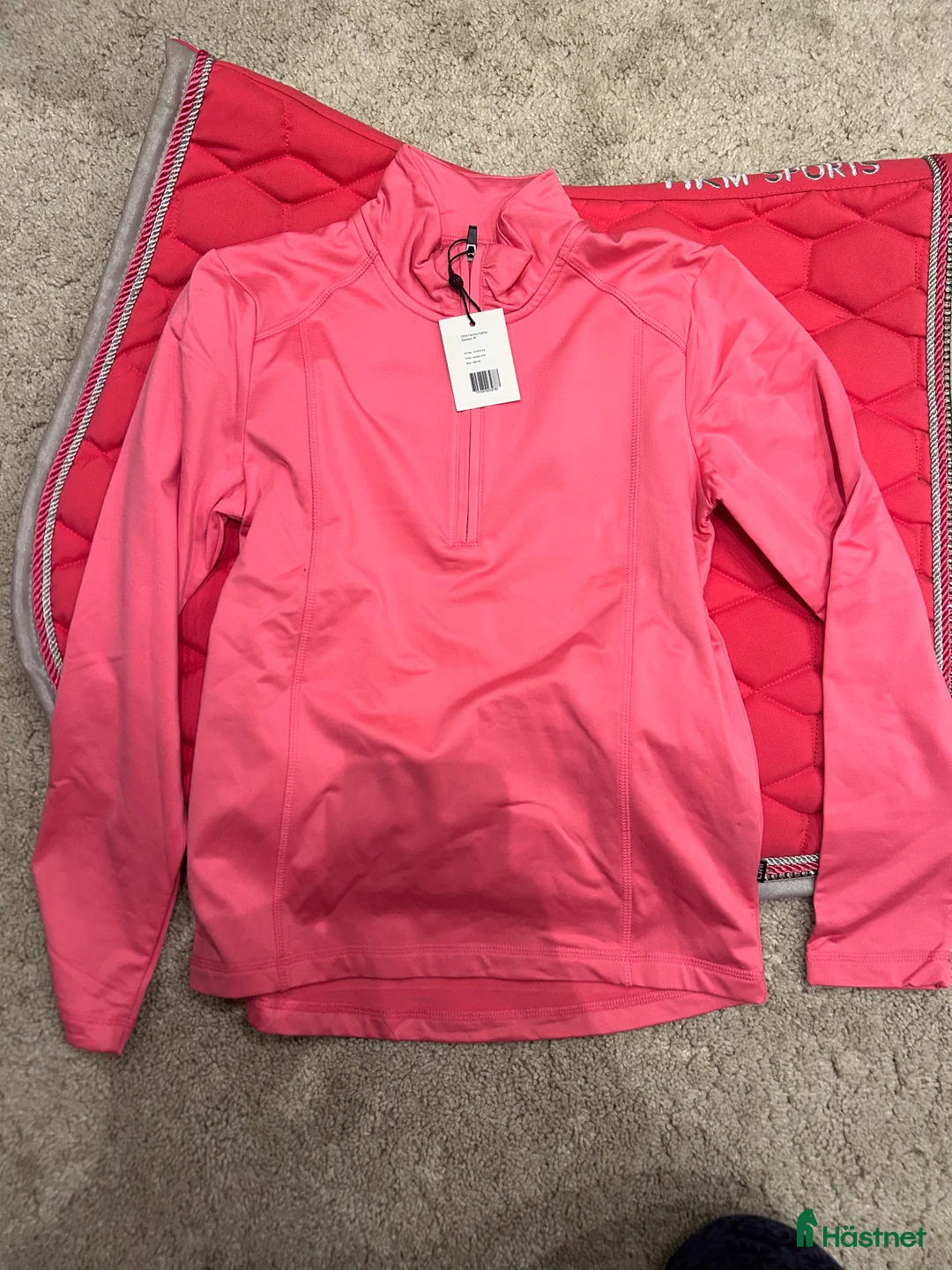 Schabrak & Vojlockar hästutrustning till salu: Fint rosa schabrak med matchande tröja i Enhörna - Annons 2