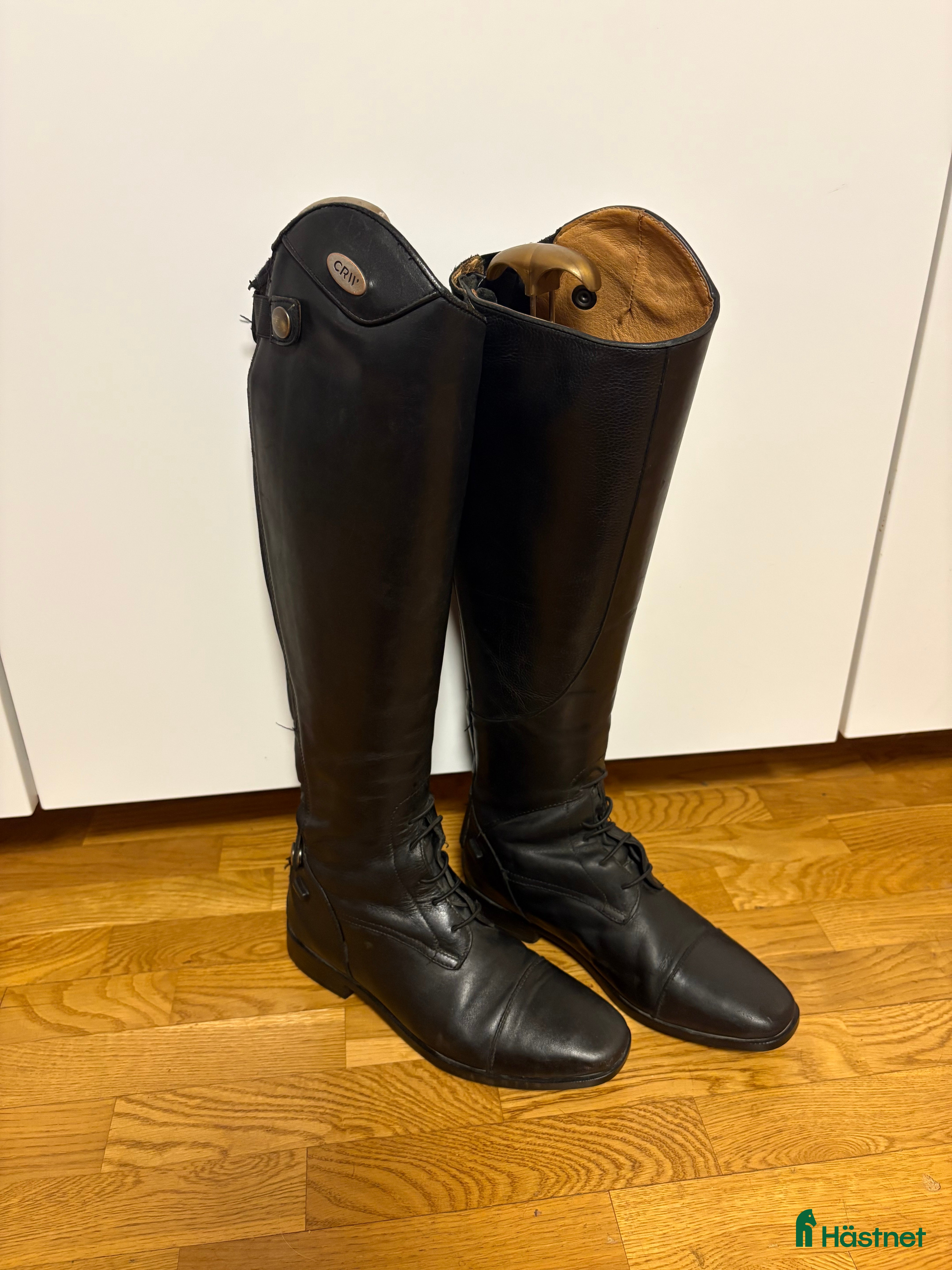 Ridstövlar ryttarutrustning till salu: Crw ståvlar i Farsta - Annons 24