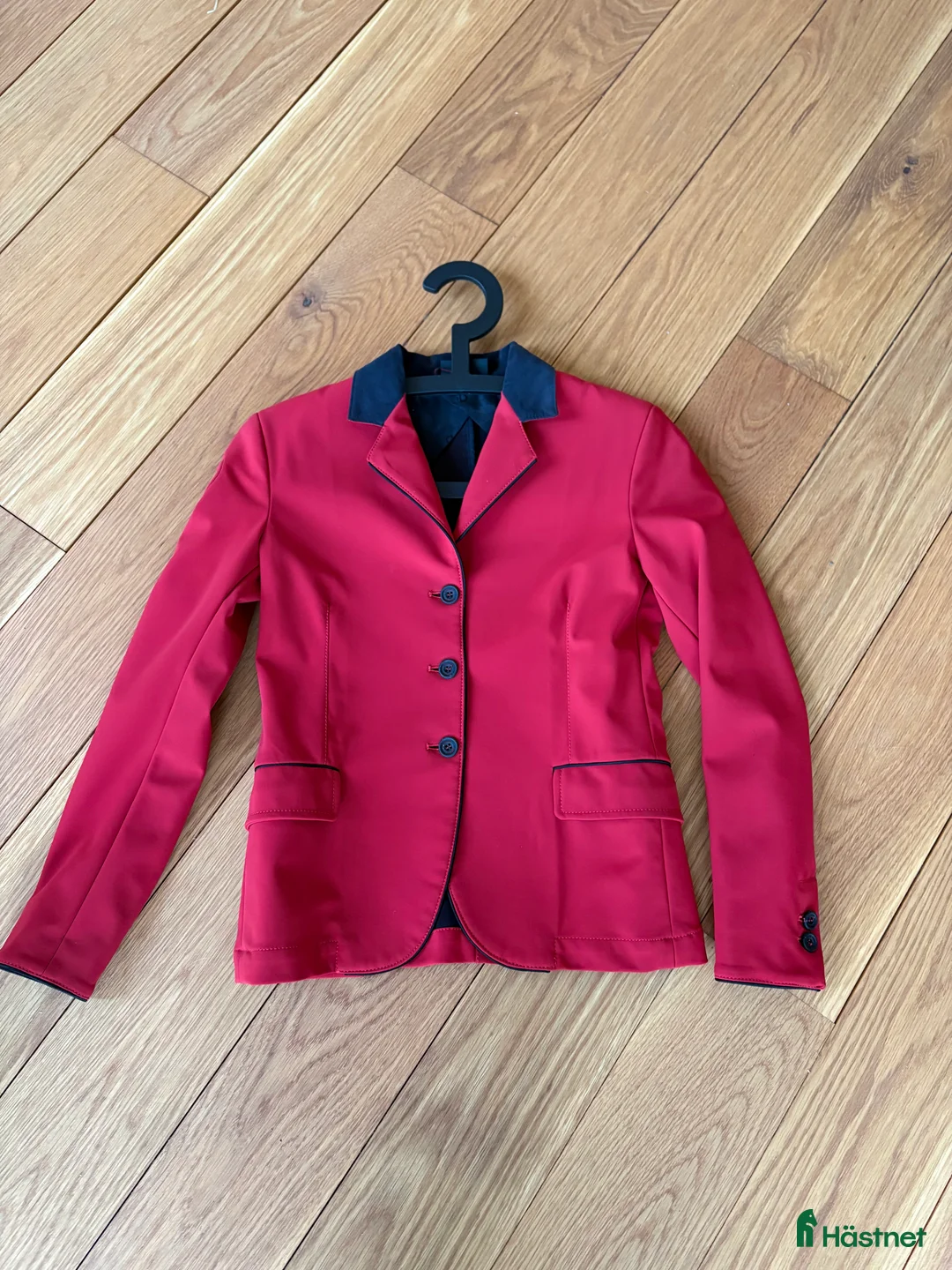 Jackor & Kavajer ryttarutrustning till salu: Tävlingskavaj CT röd stl 12 i Limhamn - Annons 1