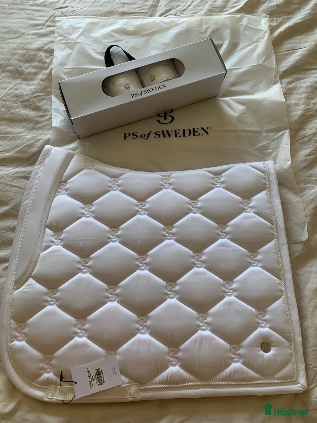 Schabrak & Vojlockar hästutrustning till salu: PS of Sweden vitt dressyrschabrak - Annons 1