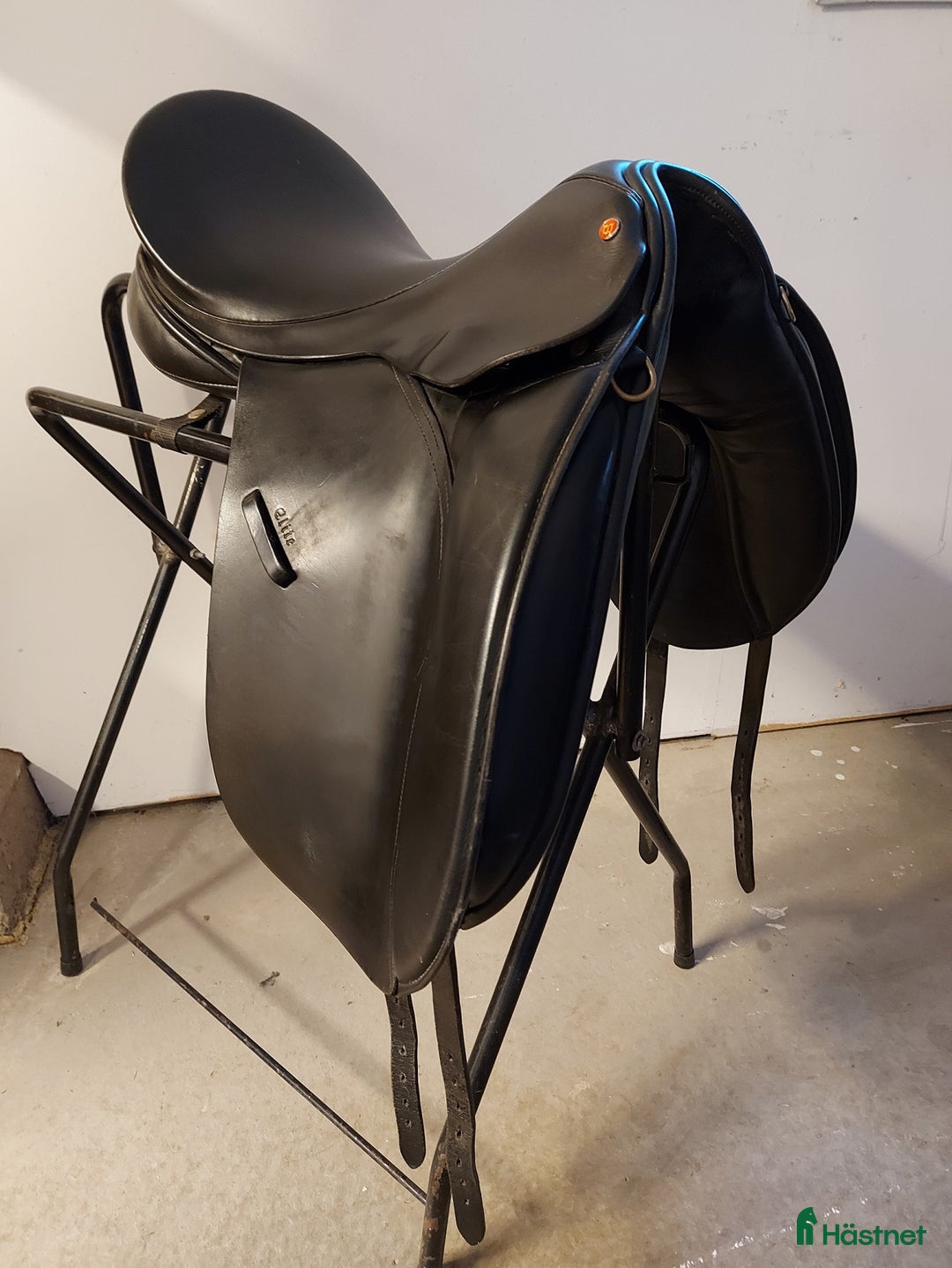 Sadlar hästutrustning till salu: Dressyrsadel Wellington Elite 17,5 i Lundsbrunn - Annons 3