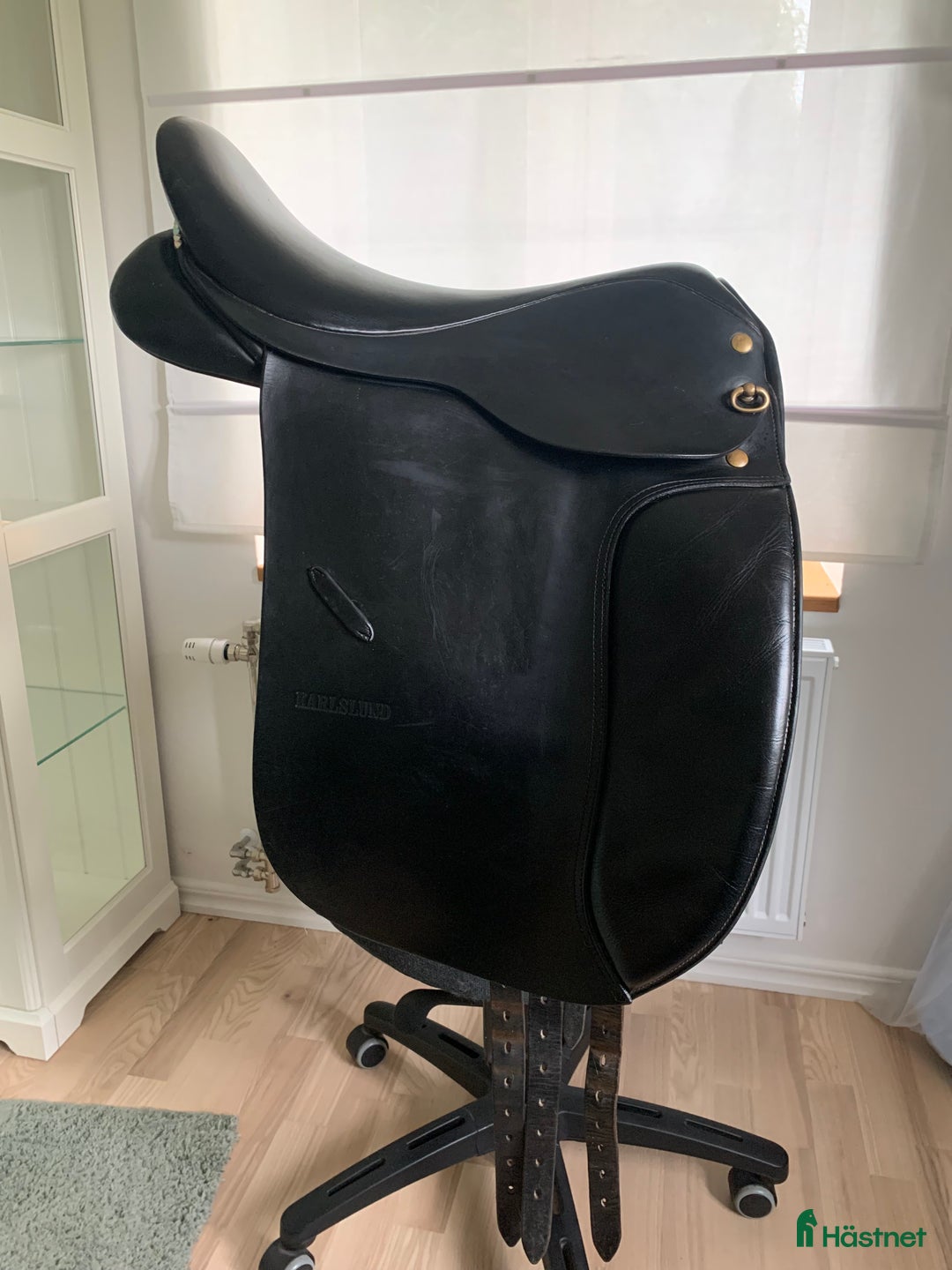 Sadlar hästutrustning till salu: Snygg välskött Karlslund sadel i Vellinge - Annons 1