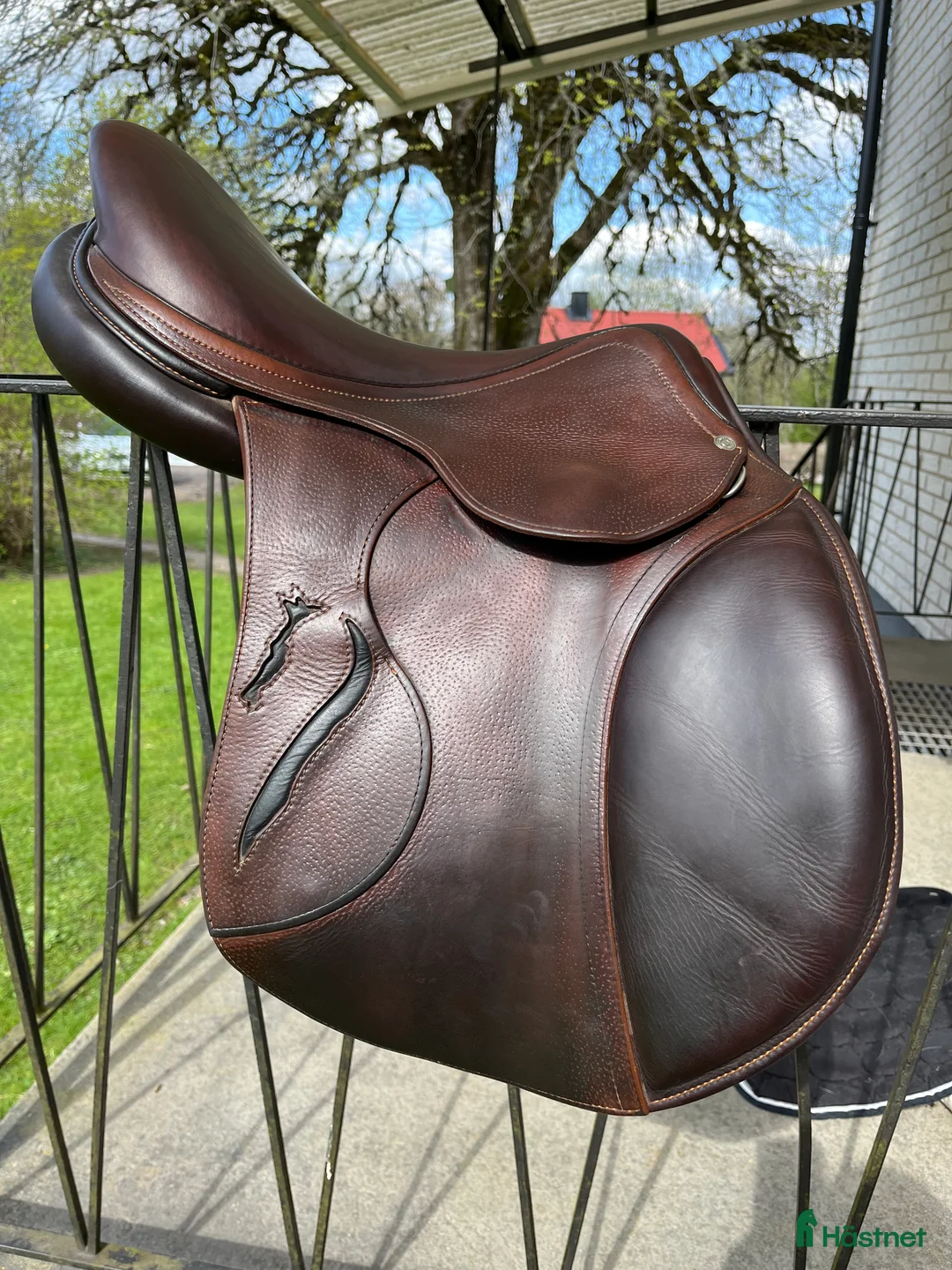 Sadlar hästutrustning till salu: Mycket välvårdad Antares hoppsadel - Annons 1