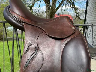 Sadlar hästutrustning Mycket välvårdad Antares hoppsadel - Annons 2