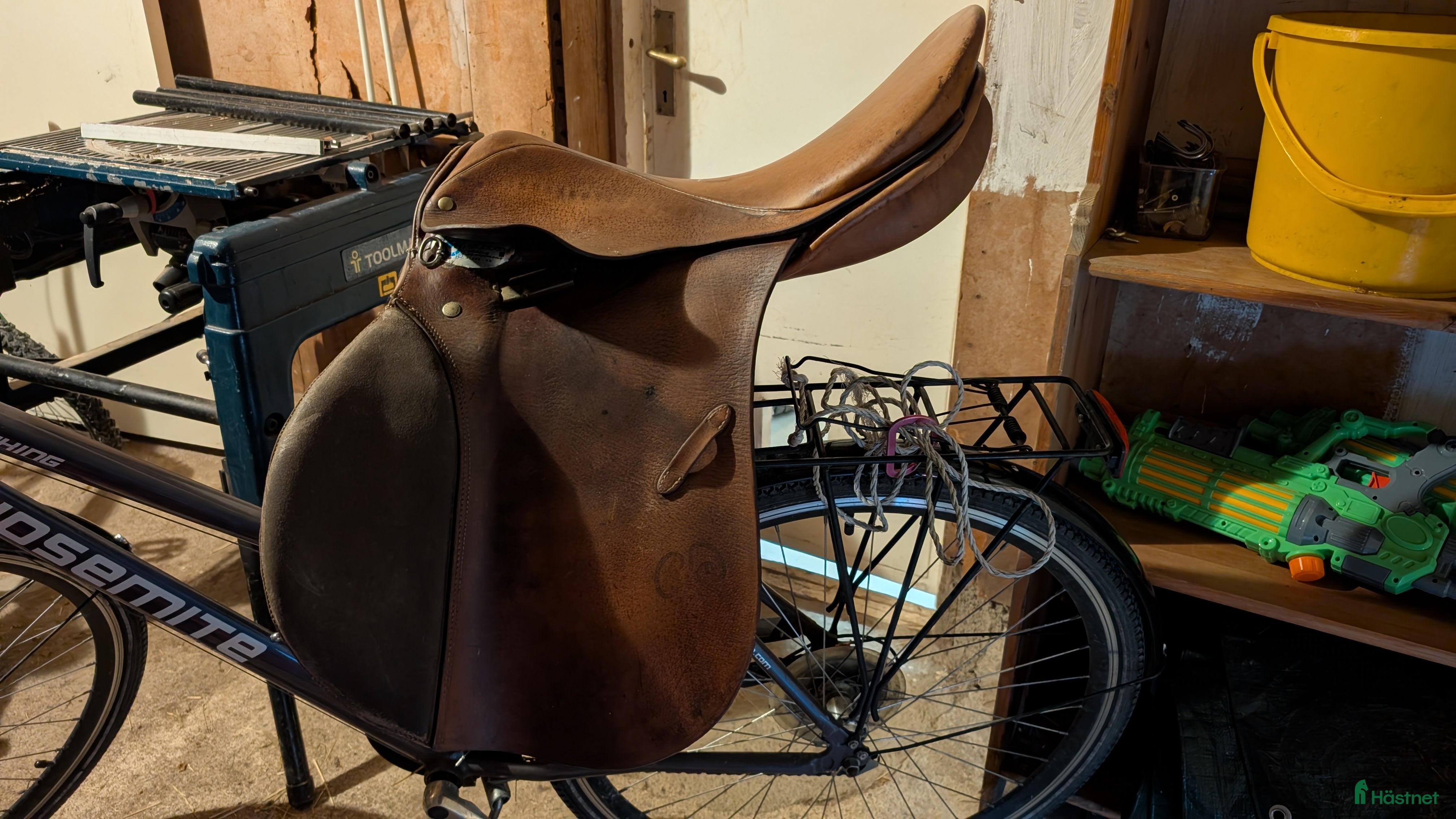 Sadlar hästutrustning till salu: Äldre stubbensadel i Skepplanda - Annons 3