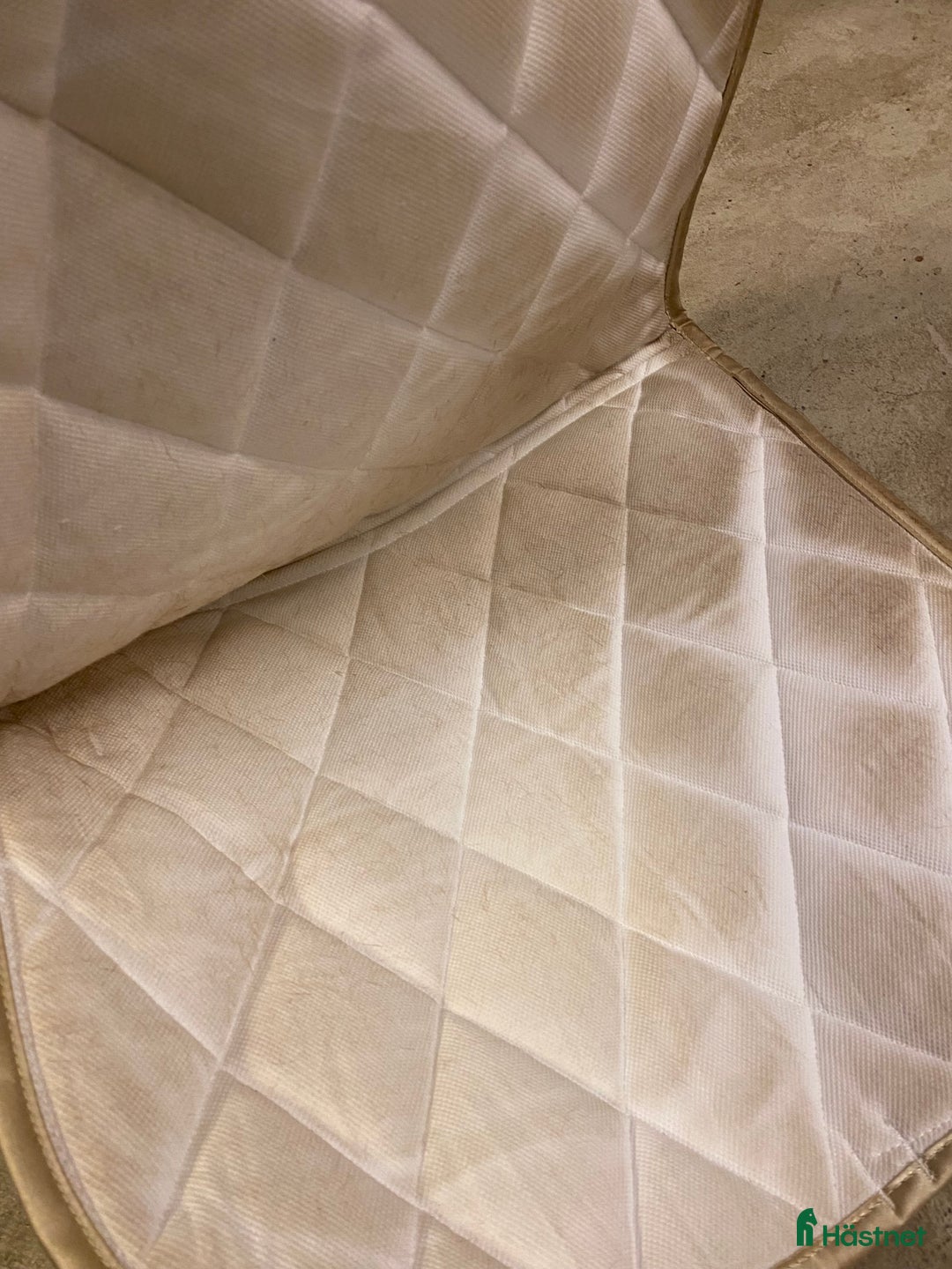 Schabrak & Vojlockar hästutrustning till salu: Vitt Fairfield schabrak 💗 i Hammarö - Annons 2