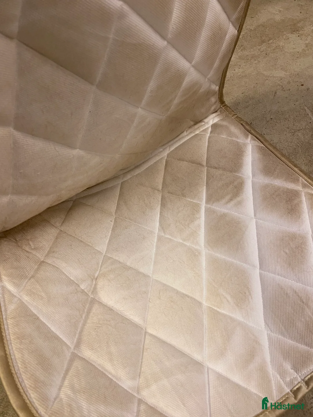 Schabrak & Vojlockar hästutrustning till salu: Vitt Fairfield schabrak 💗 i Hammarö - Annons 2