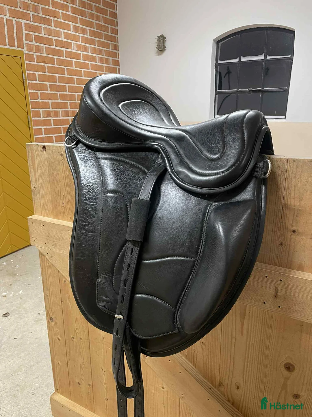 Sadlar hästutrustning till salu: Freeform Classic 15" i Heby - Annons 1