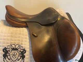 Sadlar hästutrustning till salu: Hoppsadel Prestige Paris 17" i Uppsala - Annons 24