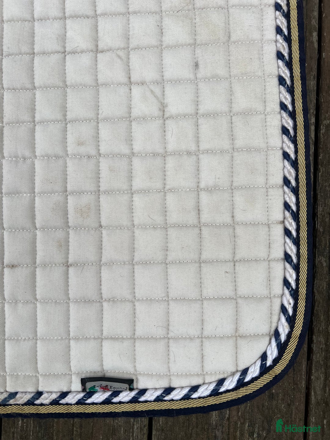 Schabrak & Vojlockar hästutrustning till salu: Vitt Equiline dressyrschabrak  i Vallentuna - Annons 3