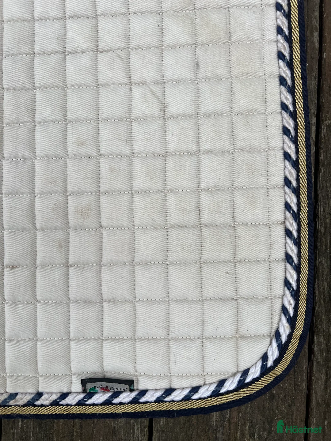 Schabrak & Vojlockar hästutrustning till salu: Vitt Equiline dressyrschabrak  i Vallentuna - Annons 3