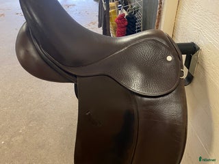 Sadlar hästutrustning till salu: Dressyrsadel säljes! i Värnamo - Annons 1