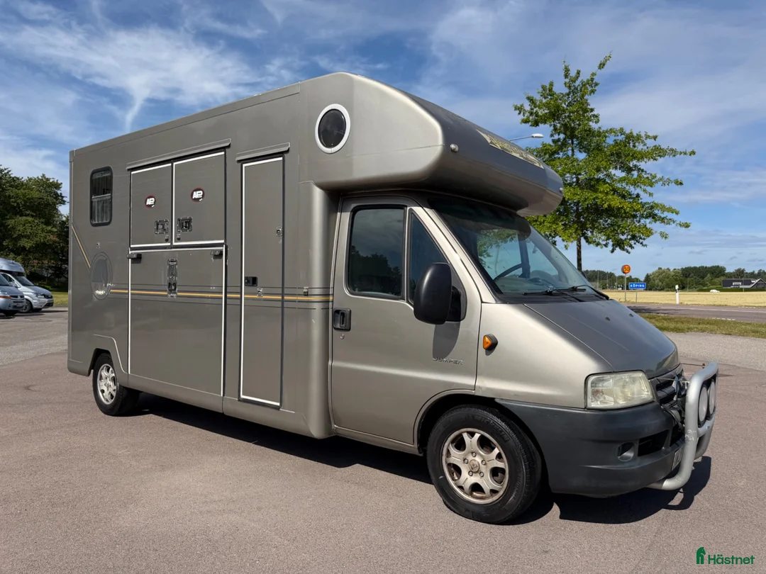 Hästlastbilar  fordon & transport till salu: Boj med hög lastvikt och foderbord med galler! - Annons 1