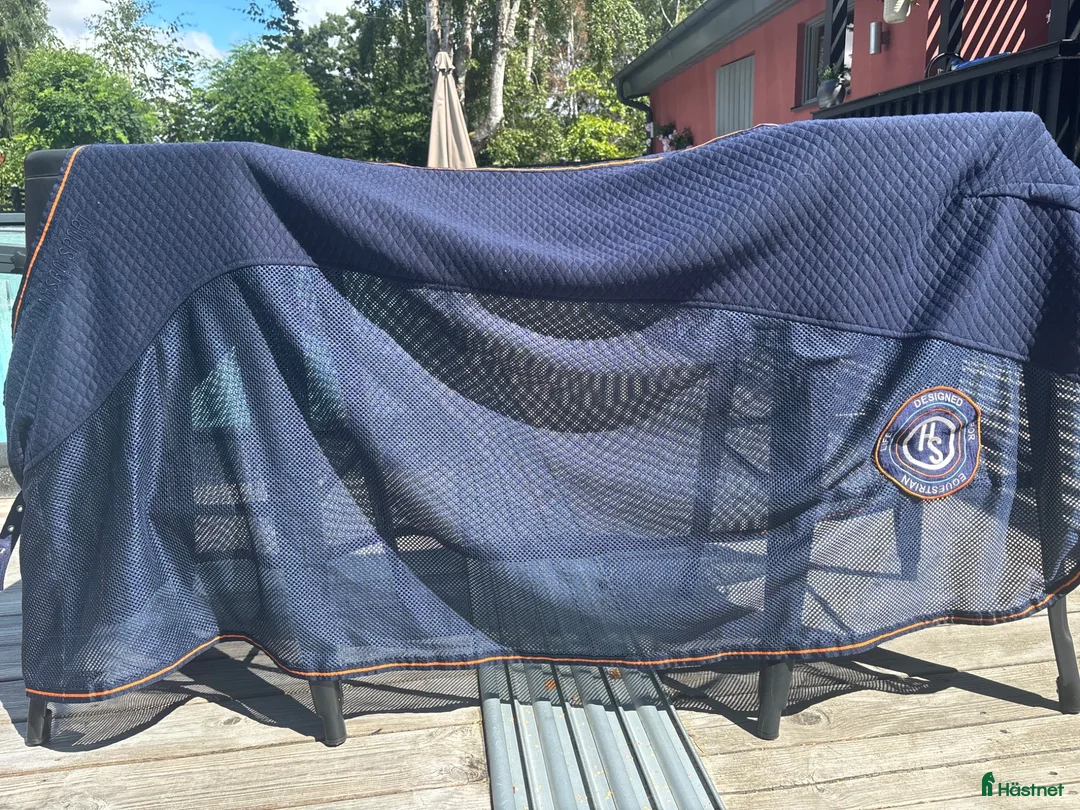 Täcken hästutrustning till salu: Coolertäcke HS SvettMAX Mesh Marinblå - Annons 1