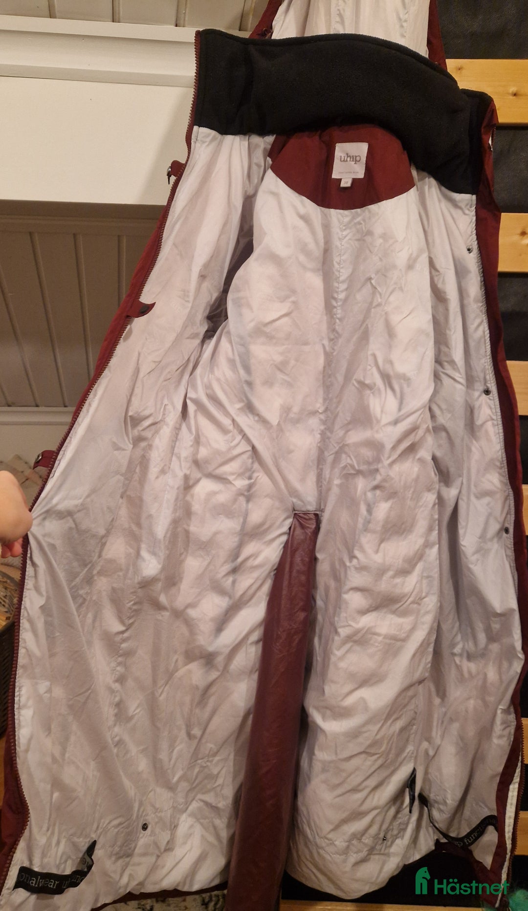 Jackor & Kavajer ryttarutrustning till salu: Uhip vinröd kappa i Alunda - Annons 3