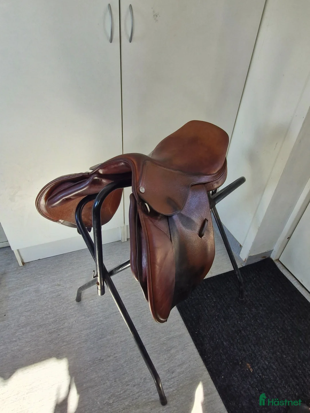 Sadlar hästutrustning till salu: Knights hoppsadel i Listerby - Annons 1