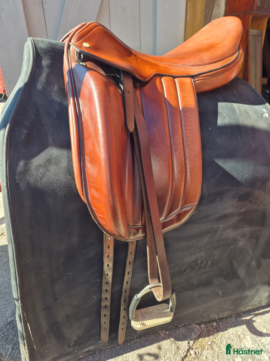 Sadlar hästutrustning till salu: Fin sadel från stall akur - Annons 1