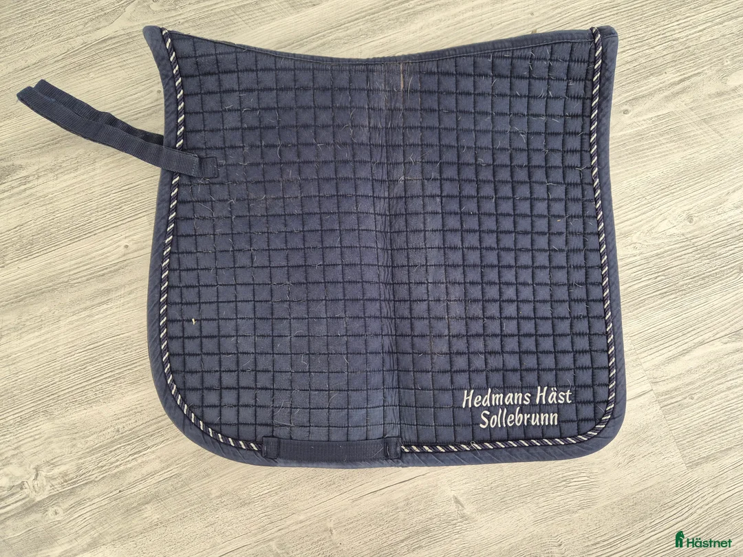 Schabrak & Vojlockar hästutrustning till salu: Fårskinnspadd och schabrak  i Lidköping - Annons 5