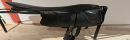 Sadlar hästutrustning till salu: Svart dressyrsadel Sommer special  - Annons 1