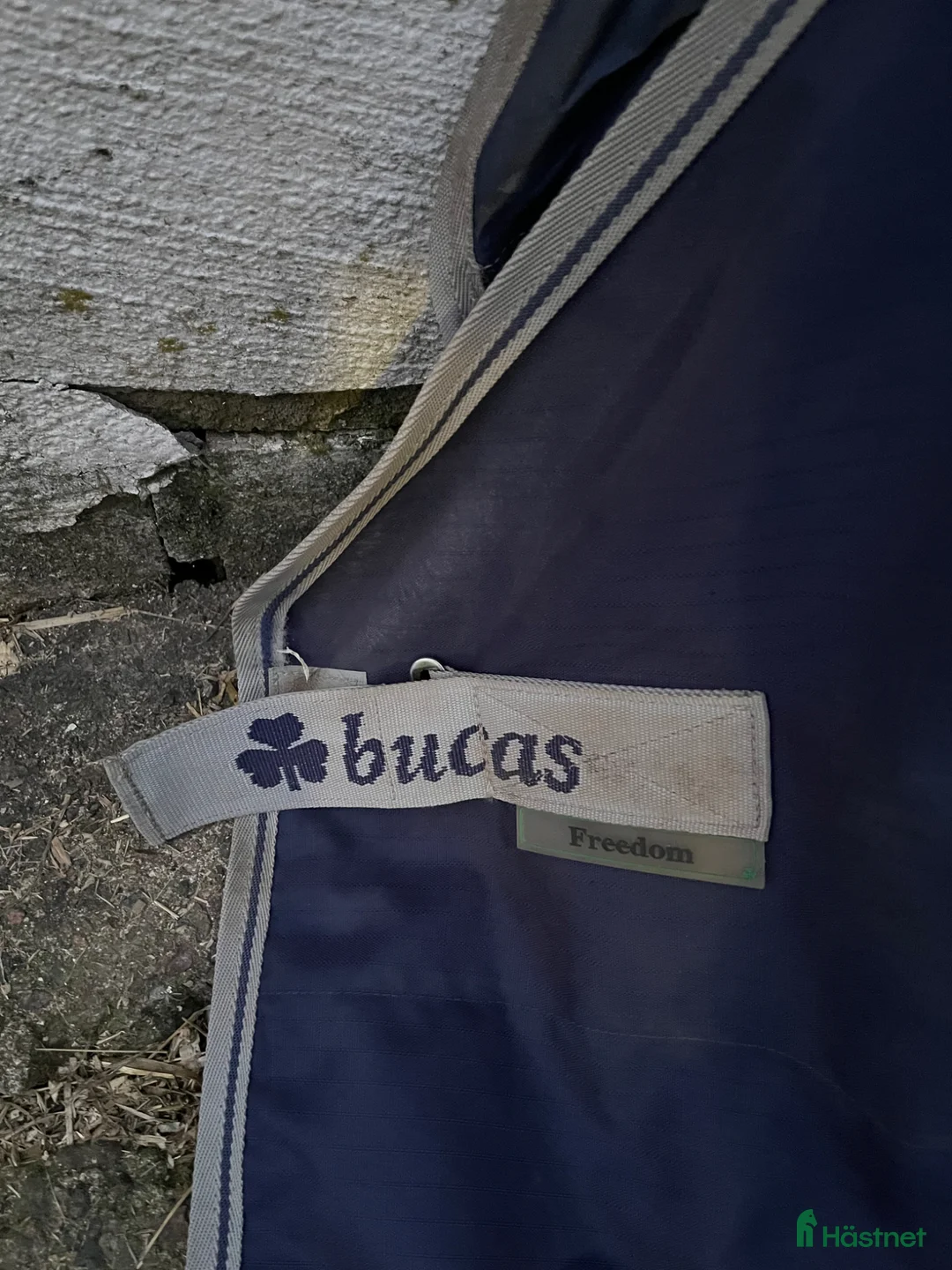 Täcken hästutrustning till salu: Bucas regntäcke - Annons 1