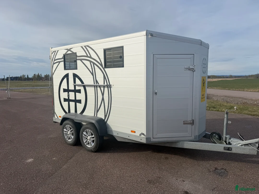 Hästtransporter  fordon & transport till salu: Hrimnir 2 hästars Diagonal - Islandshäst! - Annons 1