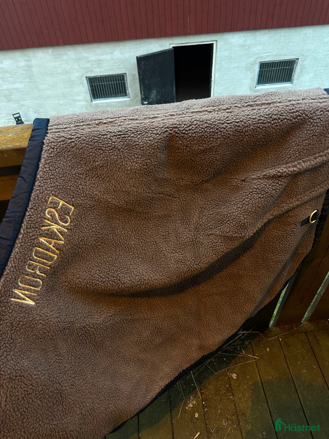 Täcken hästutrustning till salu: Jätte fin ländtäcke från Eskadron, nyskick! i Forserum - Annons 2