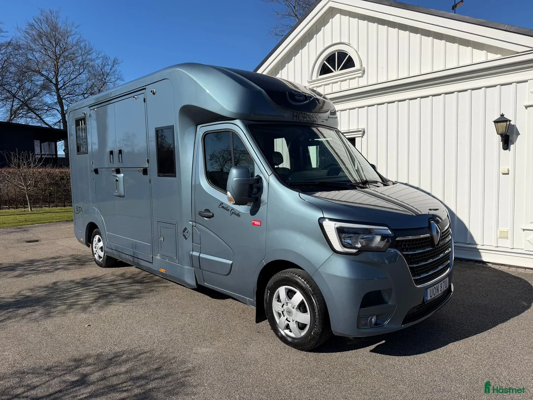 Hästlastbilar  fordon & transport till salu: STX 5-sits / 2020 / låga mil / V-galler  i Mariefred - Annons 1