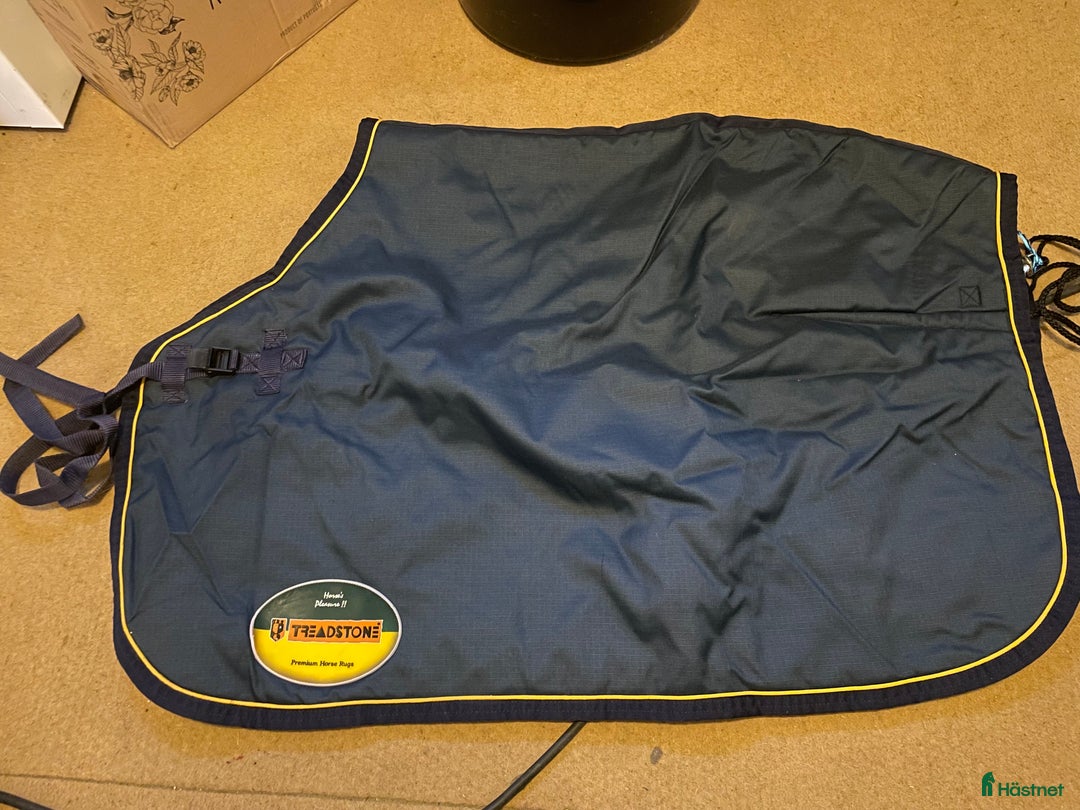 Täcken hästutrustning till salu: Rid- & ländtäcken, olika storlekar  i Vallberga - Annons 3