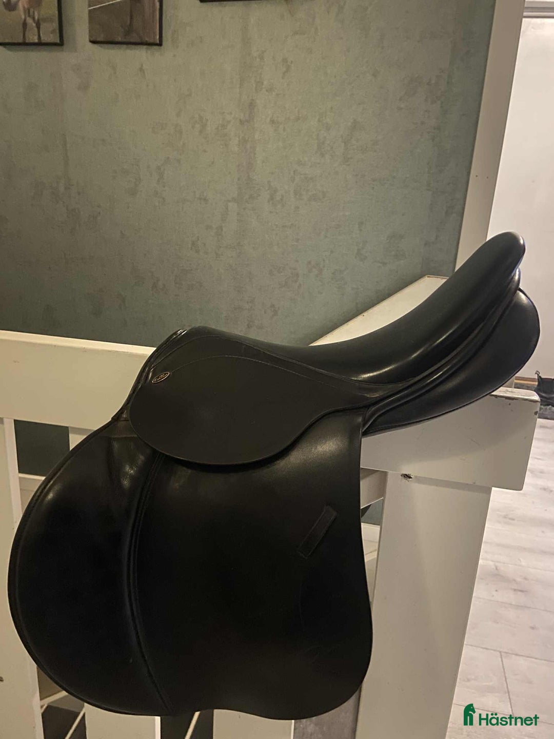 Sadlar hästutrustning till salu: Fin hoppsadel i Tjällmo - Annons 1