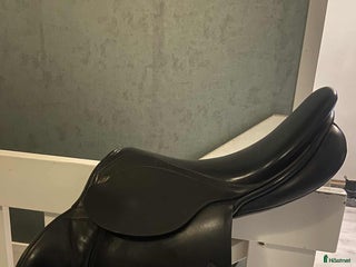 Sadlar hästutrustning till salu: Fin hoppsadel i Tjällmo - Annons 1